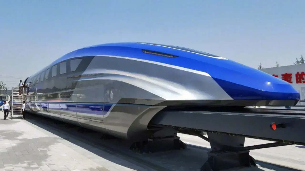 Ein futuristischer Zug in China, der für seine hohe Geschwindigkeit bekannt ist, mit blauen und silbernen Akzenten.