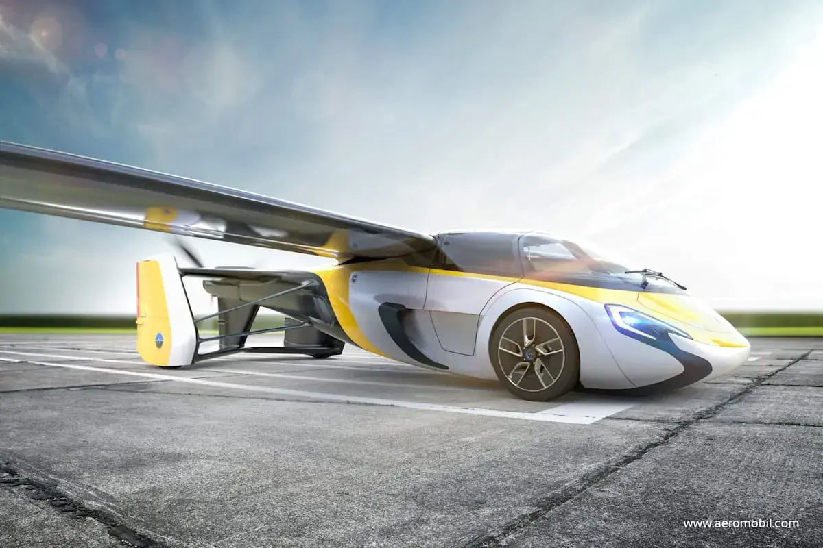 Ein futuristisches Fahrzeug mit ausklappbaren Flügeln steht auf einem Rollfeld. Die fliegenden Autos sind bereit für den Start in eine neue Ära des Reisens.