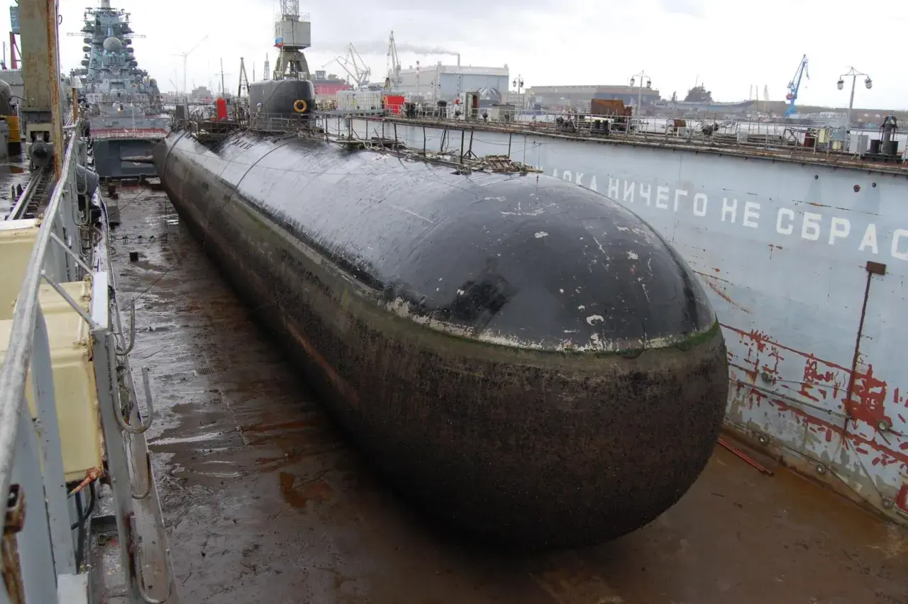 Ein riesiges U-Boot, das schnellste U-Boot der Welt, liegt im Trockendock. Im Hintergrund sind Kräne und andere Schiffe zu sehen.