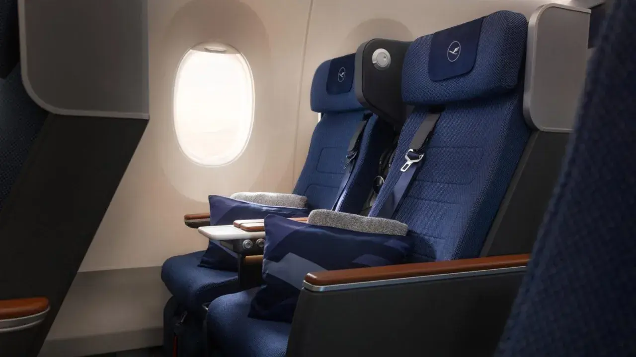 Bequeme Sitze im Dreamliner der Lufthansa, bereit für Ihren nächsten Flug.