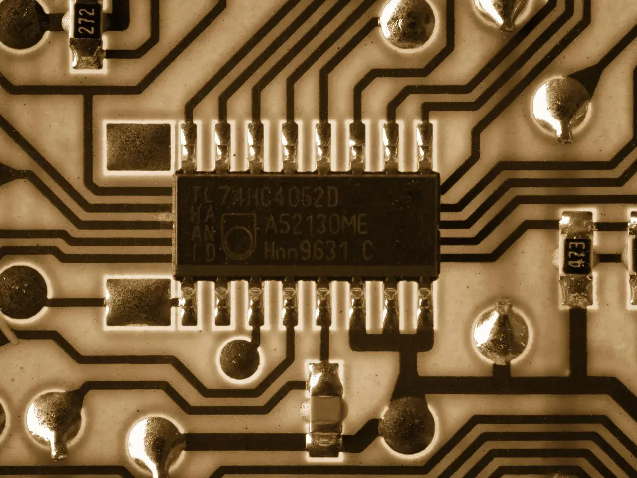 Nahaufnahme einer Leiterplatte mit einem integrierten Schaltkreis. Solche Bauteile sind essenziell, da sie zeigen, was sind Halbleiter: Materialien, die Strom leiten, aber nicht so gut wie Metalle.