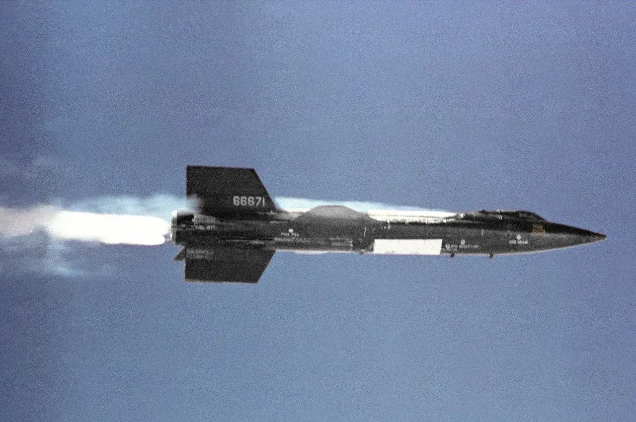 Das experimentelle Flugzeug mit der Nummer 66671, das als schnellstes Flugzeug der Welt gilt, stößt einen hellen Abgasstrahl aus.