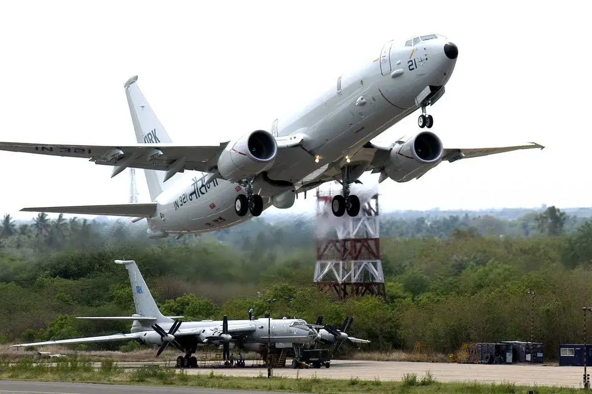 Ein Tupolew Tu-142 hebt ab, w&auml;hrend ein anderes Flugzeug am Boden steht.