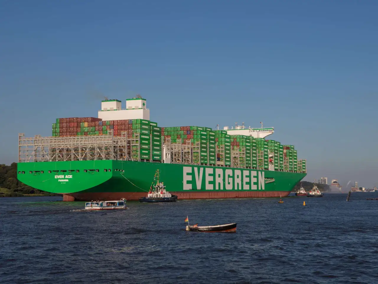 Ein riesiges, gr&uuml;nes Evergreen Containerschiff, die 