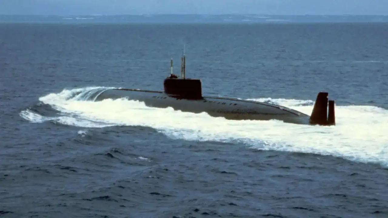 Ein dunkles U-Boot schneidet mit voller Geschwindigkeit durch die Wellen. Es k&ouml;nnte das schnellste U-Boot der Welt sein, das seine Kraft unter Beweis stellt.