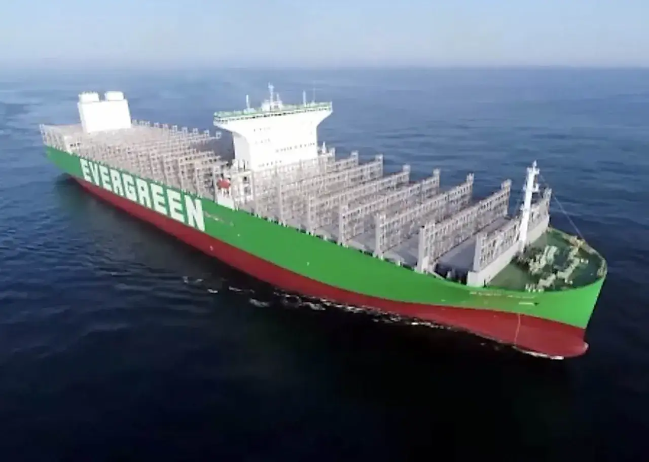 Ein riesiges Containerschiff der Evergreen-Flotte, das mit vielen technischen Daten beladen ist, gleitet auf dem Meer.