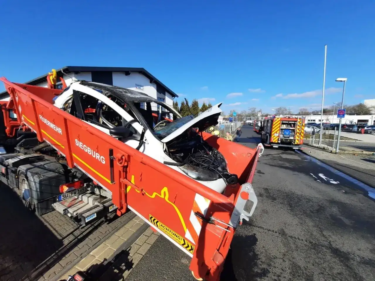 Brand eines Autos in Siegburg, das von der Feuerwehr geborgen wird.