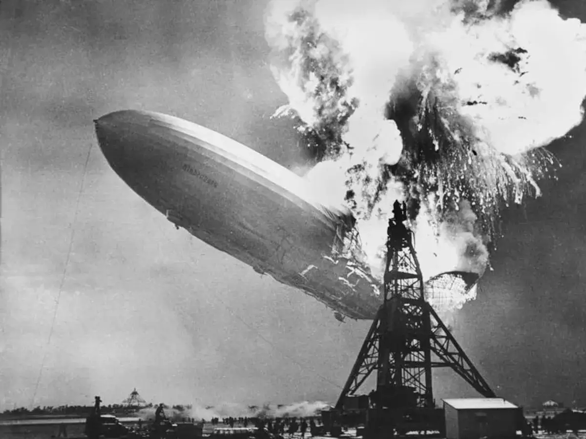 Der Zeppelin Hindenburg in Flammen, ein tragischer zeppelin absturz.