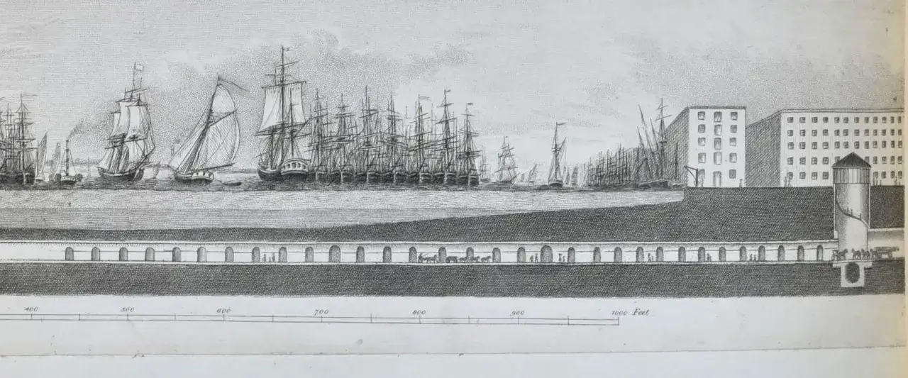 Der Thames Tunnel unter dem Fluss mit Schiffen und Geb&auml;uden dar&uuml;ber. Menschen und Pferde bewegen sich im Tunnel.