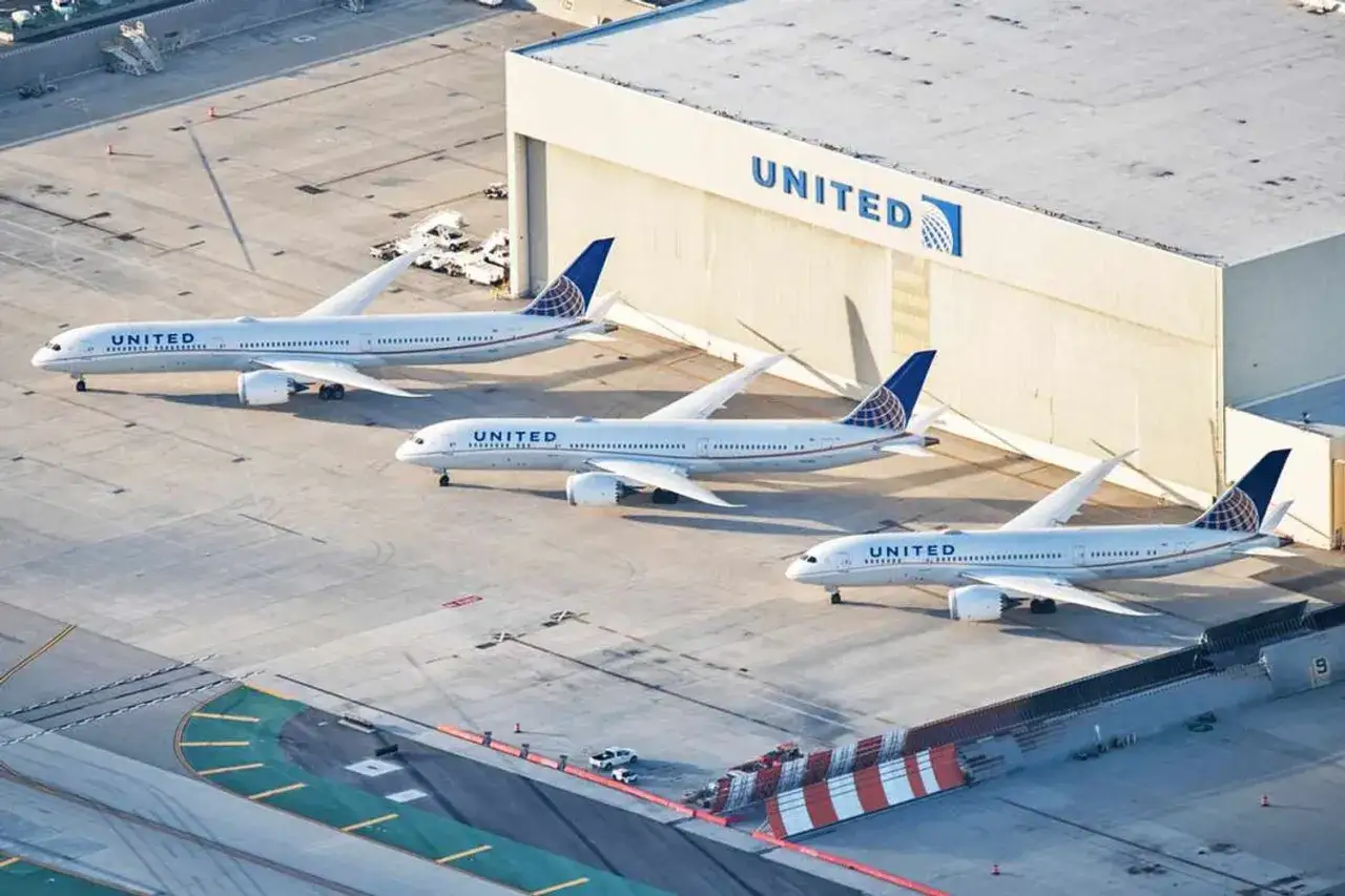 Drei United Dreamliner 787 Flugzeuge stehen vor einem Hangar.