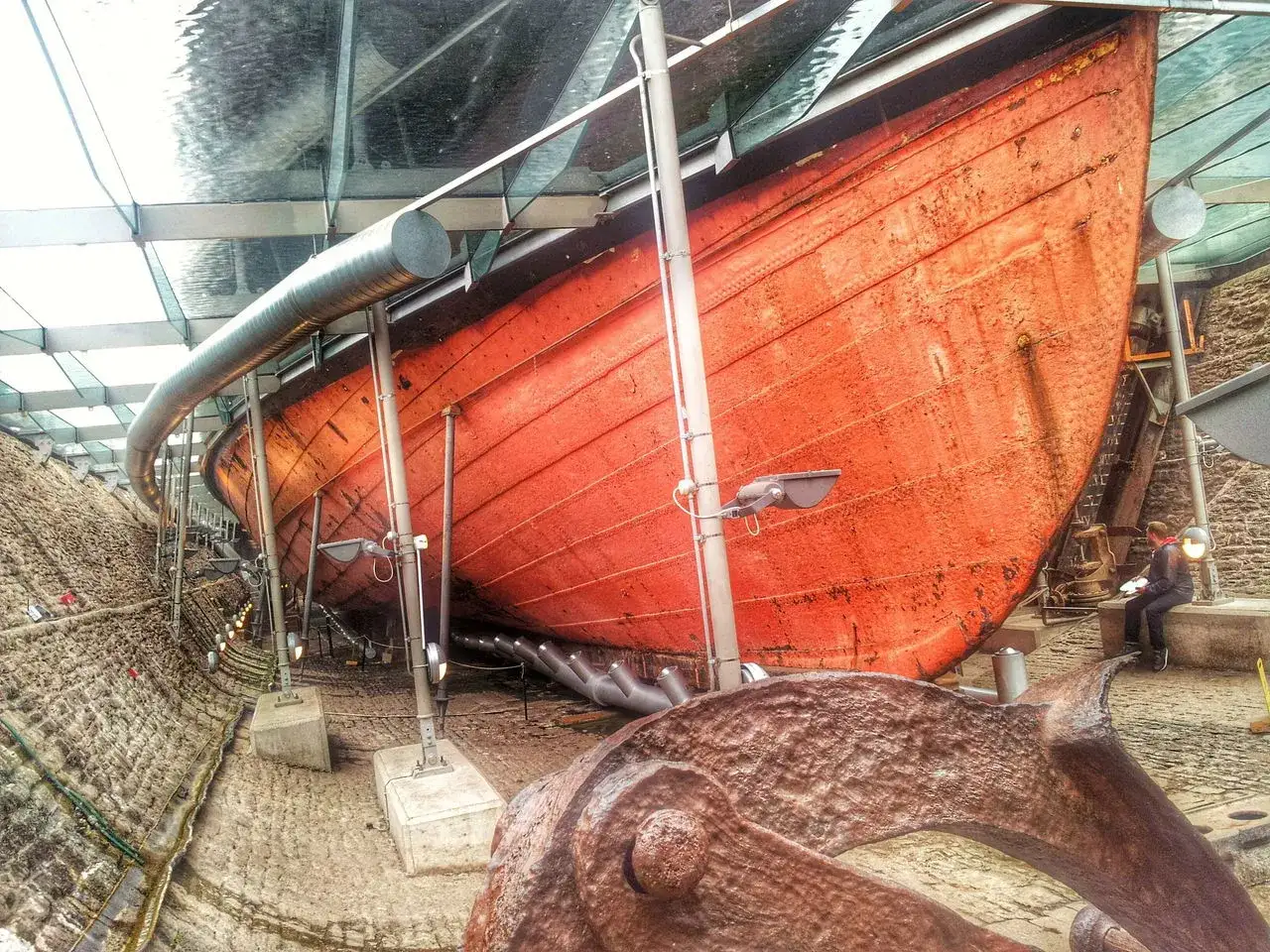 Das Schiff SS Great Britain, ein historisches Wahrzeichen, ruht in einer Trockendock-Ausstellung unter einem Glasdach.