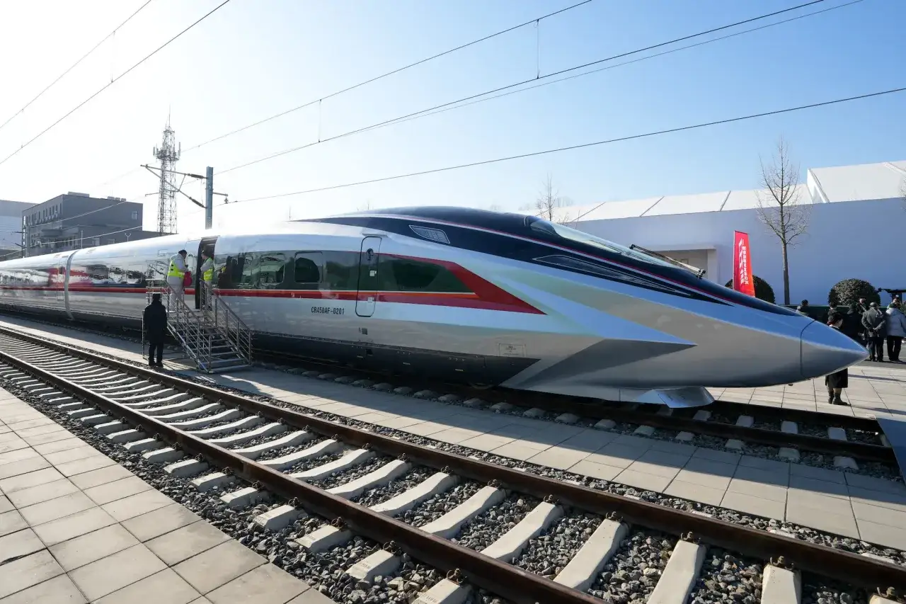 Moderner Hochgeschwindigkeitszug in China, bereit f&uuml;r Rekordgeschwindigkeiten.