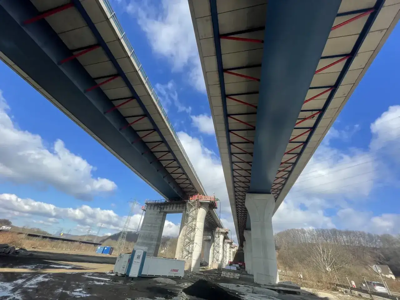Ein Bauingenieur plant und &uuml;berwacht den Bau dieser beeindruckenden Autobahnbr&uuml;cke.