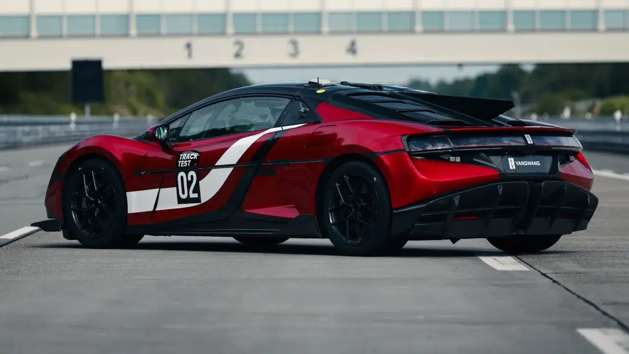 Roter Supersportwagen mit der Aufschrift 