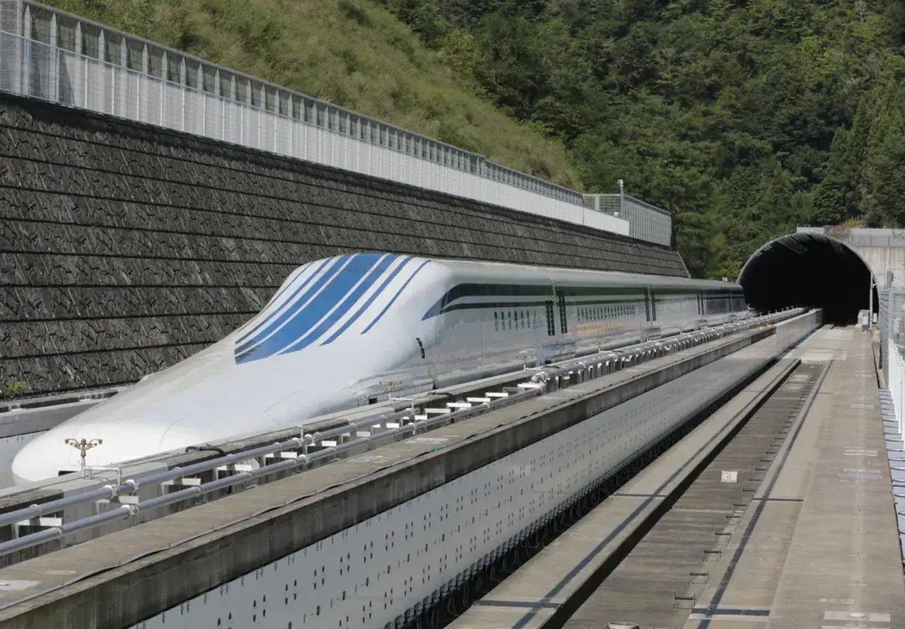 Der schnellste Zug der Welt, ein schlanker Magnetschwebebahnzug, f&auml;hrt auf einer Strecke in Richtung eines Tunnels.